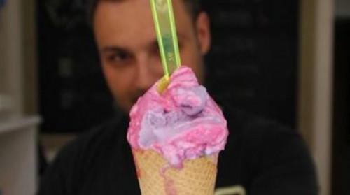 ispanyol fizikçi Manuel Linares yalanınca rengi değişen dondurma icat etti.
