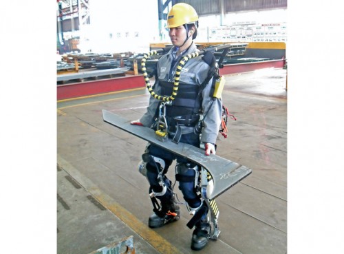Robotik iskelet sistemi işçilerin 30 kg kadar ağırlık taşıyabilmesini sağlıyor.